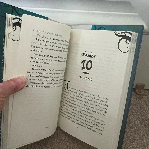 Disney The Descendants Rise of the Isle of the Lost hardcover book De La Cruz - Picture 4 of 7